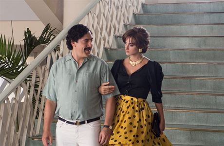 Pablo Escobar (Javier Bardem) a Virginia Vallejová (Penélope Cruzová). Snímek...