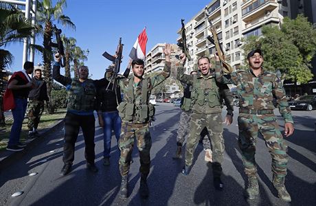 Syrtí vojáci na demonstraci proti útokm Západu taní a zpívají písn...