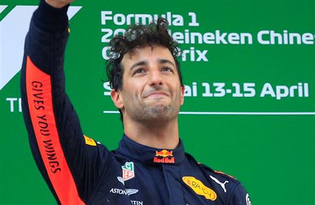Daniel Ricciardo oslavuje vítzství ve Velké cen íny.