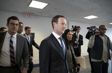 Mark Zuckerberg míí na jednání s americkými senátory.