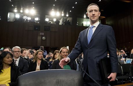 éf Facebooku Mark Zuckerberg pichází na jednání senátní komise.