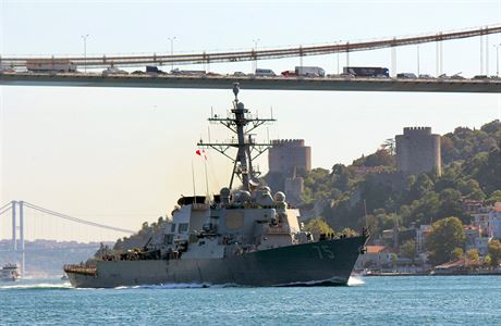 USS Donald Cook míí skrze Bosporskou úinu do Stedozemního moe.