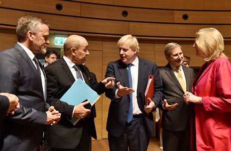 Johannes Hahn (druhý zprava) s dánským ministrem Samuselsenem, francouzským ministrem Le Drianem, bývalým britským ministrem zahranií Johnsonem a rakouskou ministryní Kneisslovou.