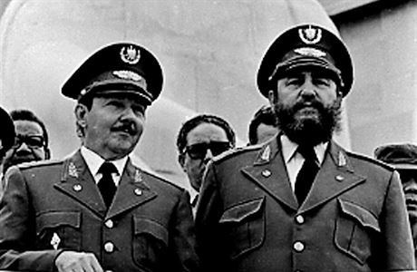 Fidel (vpravo) a Ral Castro na archivnm snmku z roku 1979. Po rozpadu...