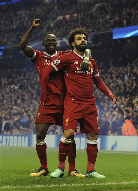 Mohamed Salah (vpravo) a Sadio Mane z Liverpoolu slaví gól v síti Manchesteru...