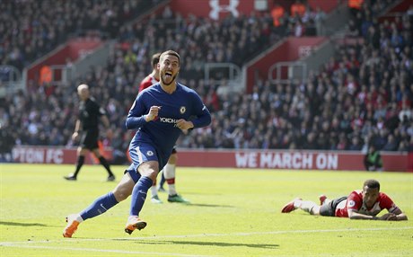 Eden Hazard z Chelsea slaví gól proti Southamptonu.