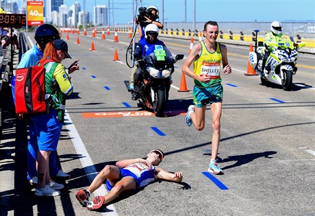 Callum Hawkins zkolaboval na trati maratonu na Hrách Commonwealthu.