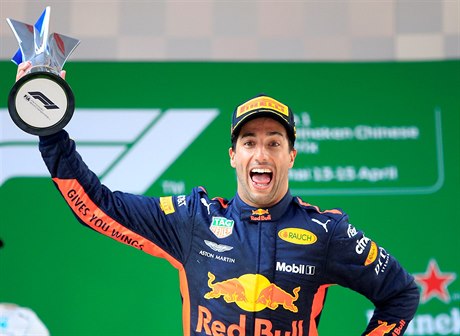 Daniel Ricciardo slaví triumf ve Velké ceně Číny.