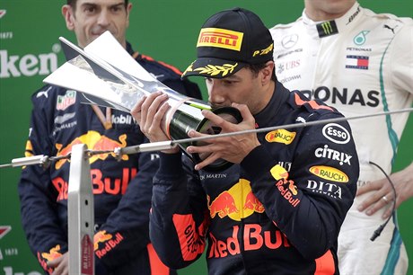 Daniel Ricciardo se raduje ze senzaního triumfu.