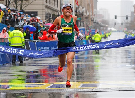 Japonec Juki Kawauči protíná cílovou pásku Bostonského maratonu.