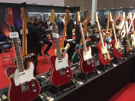 Musikmesse 2018 Frankfurt: Z expozice nesériov vyrábných elektrických kytar...