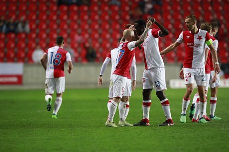 Hrái Slavie slaví gól v semifinále MOL Cupu