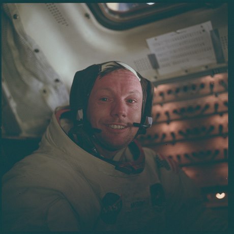 Neil Armstrong byl prvním lovkem, který vstoupil na povrch Msíce.