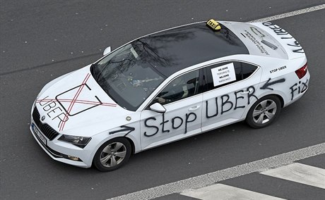 Taxikái protestují proti Uberu, který povaují za nekalou konkurenci,...