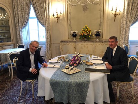 Premiér v demisi Andrej Babi na schzi s prezidentem Miloem Zemanem.
