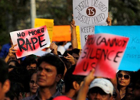 Úastnící protestní akce v Mumbaji, kterou rozpoutaly události z minulého týdne.