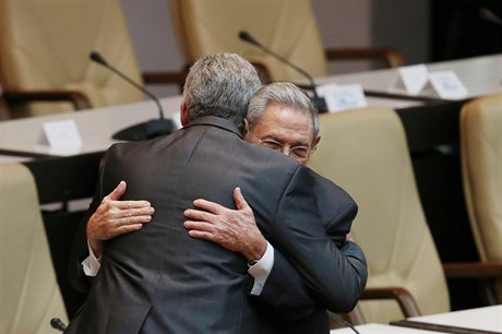 Nově zvolený kubánský prezident Miguel Diaz-Canel objímá svého předchůdce Raula...