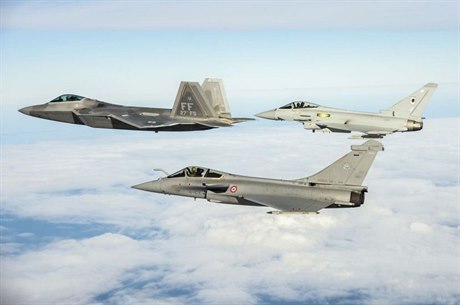 Americká stíhaka F-22 (vlevo), francouzská Rafale (dole uprosted) a britské...