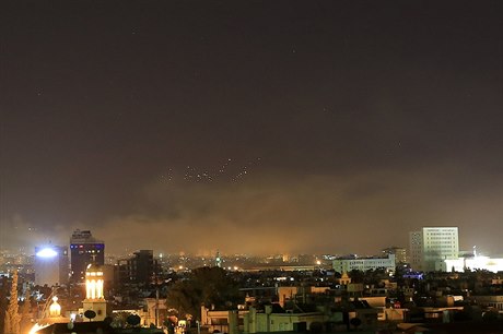 Nebe nad Damakem osvtlené palbou protivzduné obrany.