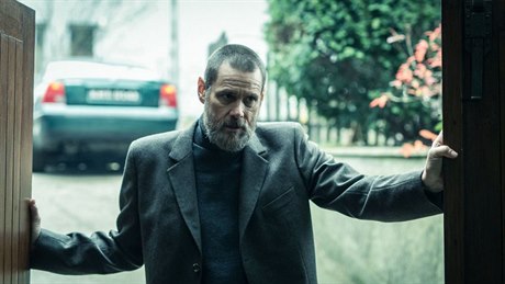 Tadek (Jim Carrey) pátrá po vrahovi vlivného obchodníka. Snímek Dark Crimes...