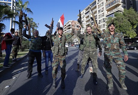 Syrtí vojáci na demonstraci proti útokm Západu taní a zpívají písn...