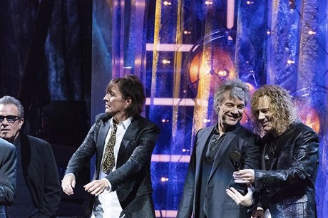 Richie Sambora, Jon Bon Jovi a David Bryan na ceremoniálu uvádní do...