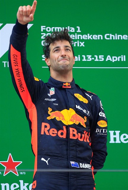 Daniel Ricciardo oslavuje vítězství ve Velké ceně Číny.