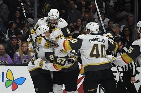 Vegas Golden Knights slaví po gólu Codyho Eakina (21) ve tetím utkání série...