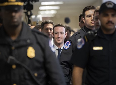 Mark Zuckerberg v doprovodu policie a ochranky v Senátu.