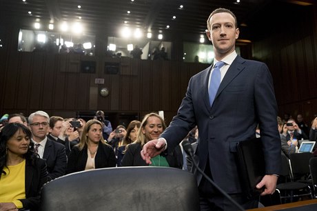 éf Facebooku Mark Zuckerberg pichází na jednání senátní komise.