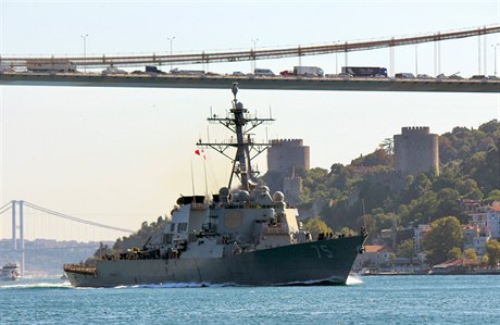 USS Donald Cook míří skrze Bosporskou úžinu do Středozemního moře.