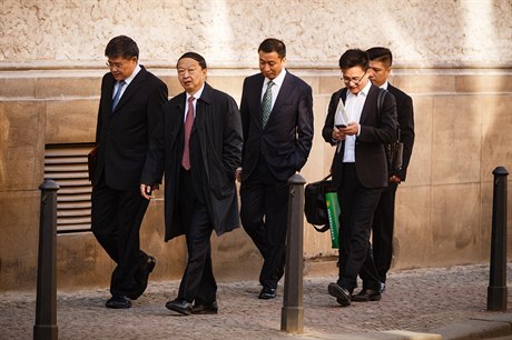 Pedseda pedstavenstva holdingu CITIC Group chang en-ming (druhý zleva) míí...