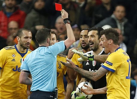 Sudí Oliver tahá červenou kartu pro Buffona.