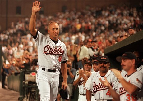 Cal Ripken jr. strávil vtinu své kariéry v dresu Baltimore Orioles. Jeho dres...