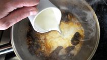 Na másle si zpěníme šalotku a česnek pokrájené na jemno přihodíme houby osolíme...