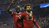 Mohamed Salah (vpravo) a Sadio Mane z Liverpoolu slav gl v sti Manchesteru...