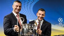 Starosta Kyjeva Vitalij Kličko (vlevo) a Andrej Ševčenko s trofejí pro vítěze...