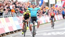 Michael Valgren slaví vítězství na Amstel Gold Race, za ním zklamaný Roman...