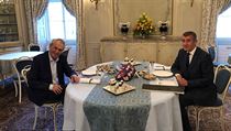 Premiér v demisi Andrej Babiš na schůzi s prezidentem Milošem Zemanem.