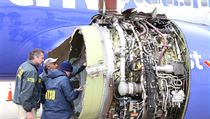 Experti zkoumají poškozený motor Boeingu 737