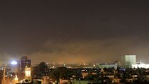 Nebe nad Damaškem osvětlené palbou protivzdušné obrany.