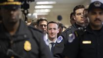 Mark Zuckerberg v doprovodu policie a ochranky v Senátu.