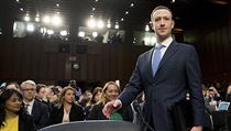 Šéf Facebooku Mark Zuckerberg přichází na jednání senátní komise.
