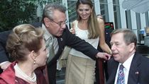 Setkání v New Yorku v roce 2002. Miloš Forman (vlevo) s manželkou Martinou...