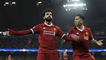 Mohamed Salah a Roberto Firmino z Liverpoolu slav branku.