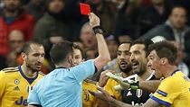 Sudí Oliver tahá červenou kartu pro Buffona.