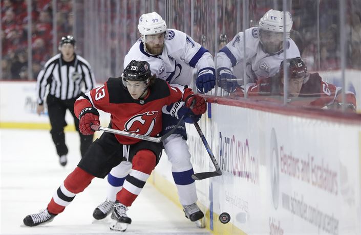 Eric Staal takes brutal cross-check to neck from Jets' Morrissey