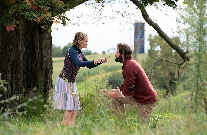 Lee (John Krasinski) se svou hluchou dcerou Regan (Millicent Simmondsová)....