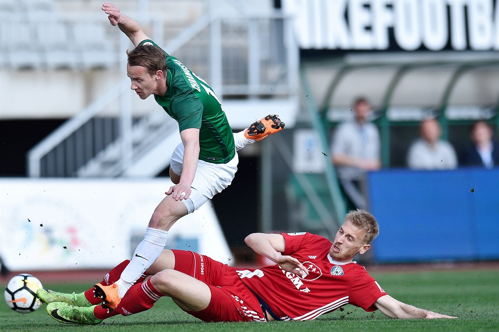 Jablonec vs. Olomouc. Domácí Jan Chramosta (vlevo) v souboji s Uro�em...