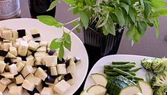 Lilek, zelenina a thajská bazalka - nezbytná zelenina pro kari